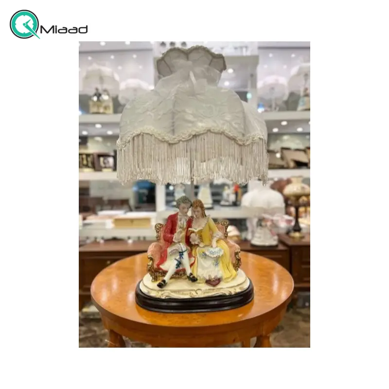 آباژور رومیزی سلطنتی مدل 11800، چراغ رومیزی چینی دست ساز طرح قدیمی به سبک سلطنتی اروپایی برای دکوراسیون منزل، طرح زوج کتابخوان آباژور