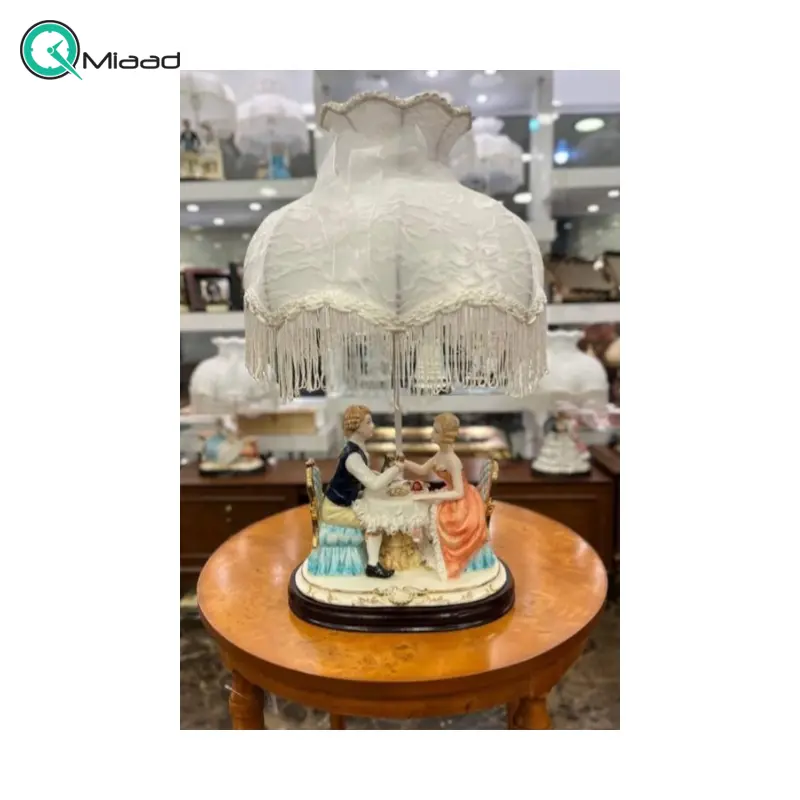 آباژور رومیزی سلطنتی مدل 11800، چراغ رومیزی چینی دست ساز طرح قدیمی به سبک سلطنتی اروپایی برای دکوراسیون منزل، طرح زوج نشسته سر میز آباژور