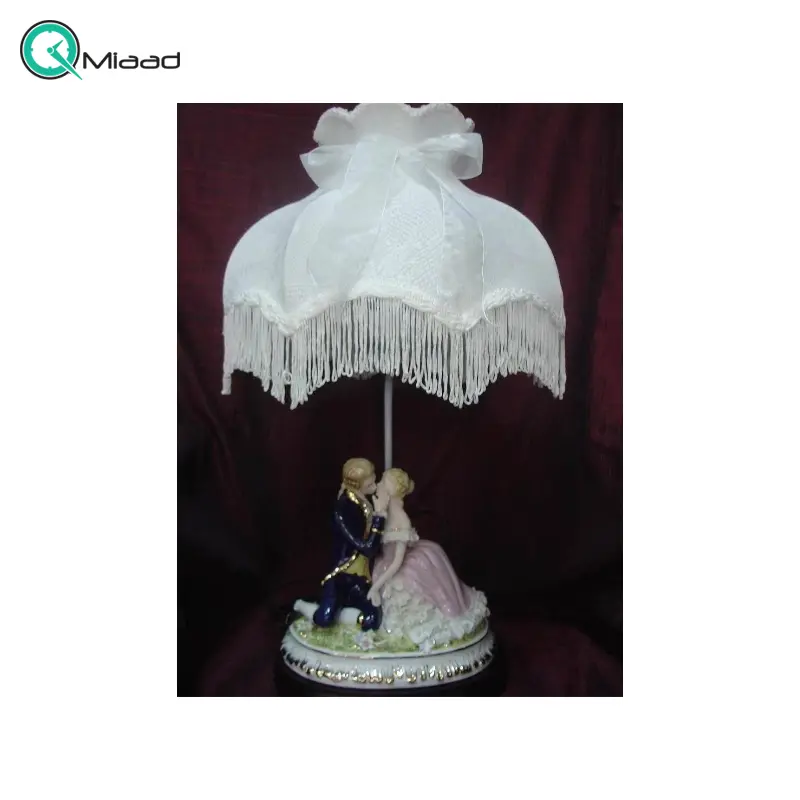 آباژور رومیزی سلطنتی مدل 11800، چراغ رومیزی چینی دست ساز طرح قدیمی به سبک سلطنتی اروپایی و دوره رنسانس برای دکوراسیون منزل، طرح بوسه زوج آباژور