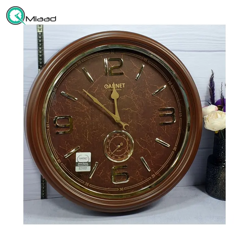 ساعت دیواری شوبرت مدل 3507 گارنت، ساعت دیواری شکیل و بسیار خاص با صفحه قهوه ای و اعداد برجسته، سایز 53 با اعداد و عقربه های طلایی آبکاری شده، فونت لاتین، رنگ قهوه ای ساعت دیواری