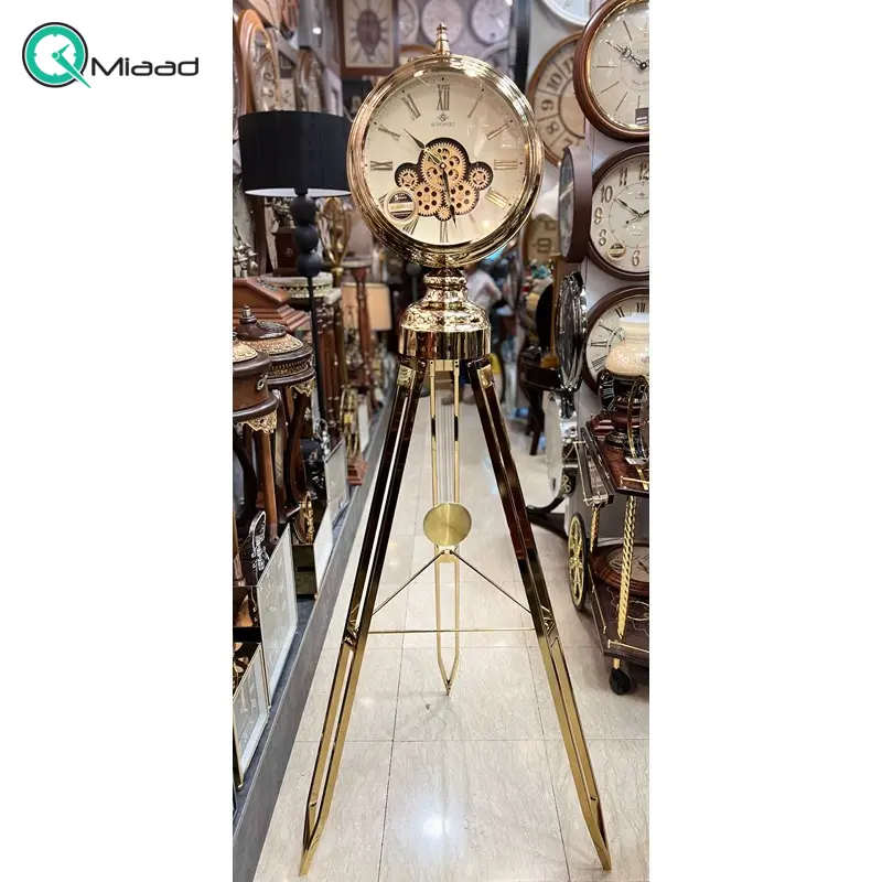 ساعت ایستاده شوبرت مدل 6689، ساعت ایستاده 3 پایه با متریال تمام فلزی آبکاری فورتیک، دارای موتور چرخ دنده متحرک روی صفحه و پاندول دار، رنگ طلایی ساعت ایستاده