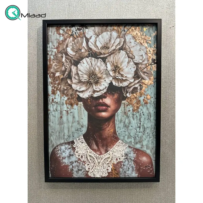 تابلو دکوراتیو شاین کد 1700، تابلو با تصویر لمینت شاینی طرح برجسته، متریال پی وی سی قاب، تابلو هنری با کیفیت فوق العاده و قابل شستشو، طرح دختر سیاه پوست و گلها تابلو