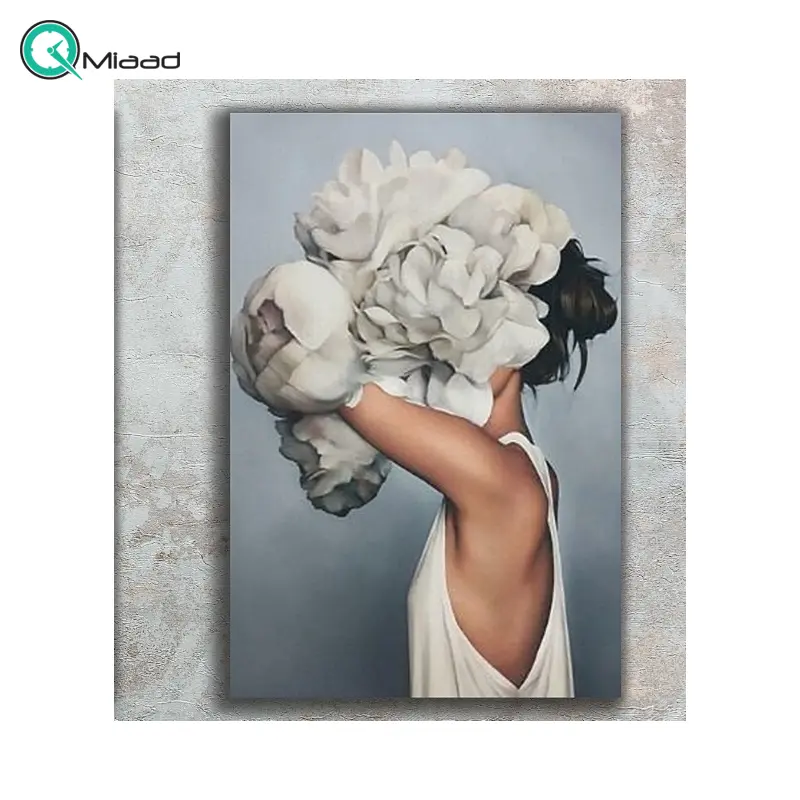 تابلو دکوراتیو شاین کد 230، جدیدترین مدل تابلو با بالاترین کیفیت چاپ، متریال پی وی سی قاب، تابلو هنری با کیفیت فوق العاده و قابل شستشو و سری سوم طرح دختر با گل روی سر تابلو