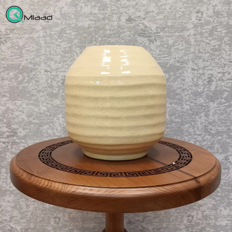 گلدان سرامیکی مینیمال و ساده، گلدان سرامیکی یک تکه و دکوری با طراحی ساده و زیبا و همینطور خلاقانه و رنگ براق گلدان