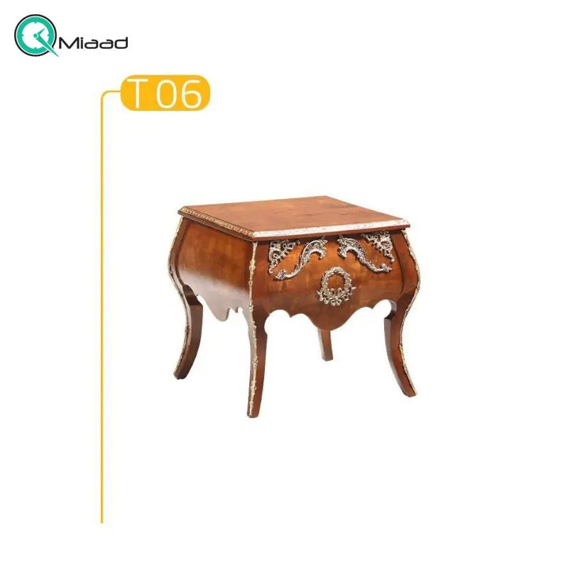 میز عسلی کد T06، میز عسلی چوبی با طراحی کلاسیک برنز کاری شده، متریال چوب روکش مازول، دارای بسته بندی محکم، رنگ قهوه ای میز عسلی