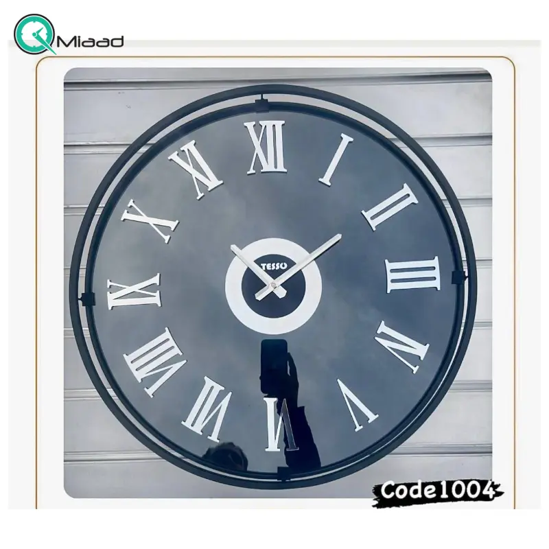 ساعت دیواری تسو مدل 1004، ساعت دیواری مدرن و ساده فلزی قطر 60 سانت با موتور آرامگرد، رنگ مشکی نقره ای با آبکاری فورتیک، دارای اعداد رومی برجسته ساعت دیواری