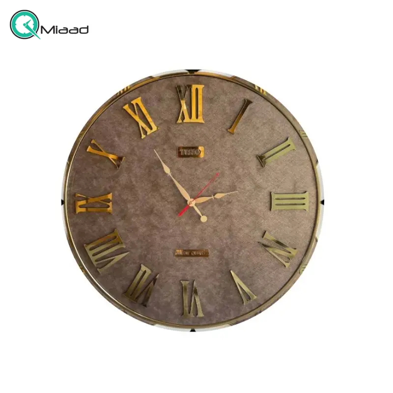 ساعت دیواری تسو مدل 1023، ساعت دیواری با متریال تمام فلز و صفحه چرمی، دارای اعداد با فونت رومی و برجسته روی صفحه ساعت، سایز 70، ترکیب رنگ قهوه ای طلایی ساعت دیواری