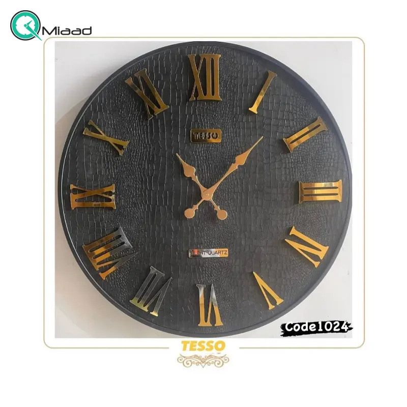ساعت دیواری تسو مدل 1024، ساعت دیواری با متریال تمام فلز و صفحه چرمی، دارای اعداد با فونت رومی و برجسته روی صفحه ساعت، سایز 90، ترکیب رنگ مشکی طلایی ساعت دیواری