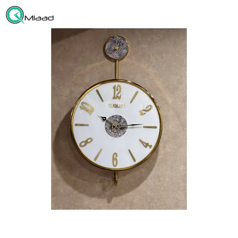 ساعت دیواری فلزی مدل 890، ساعت دیواری تمام فلزی و دایره ای شکل با آبکاری فورتیک، سایز 45 و ارتفاع 75 سانت، طراحی مینیمال و مدرن، رنگ طلایی لاتین ساعت دیواری