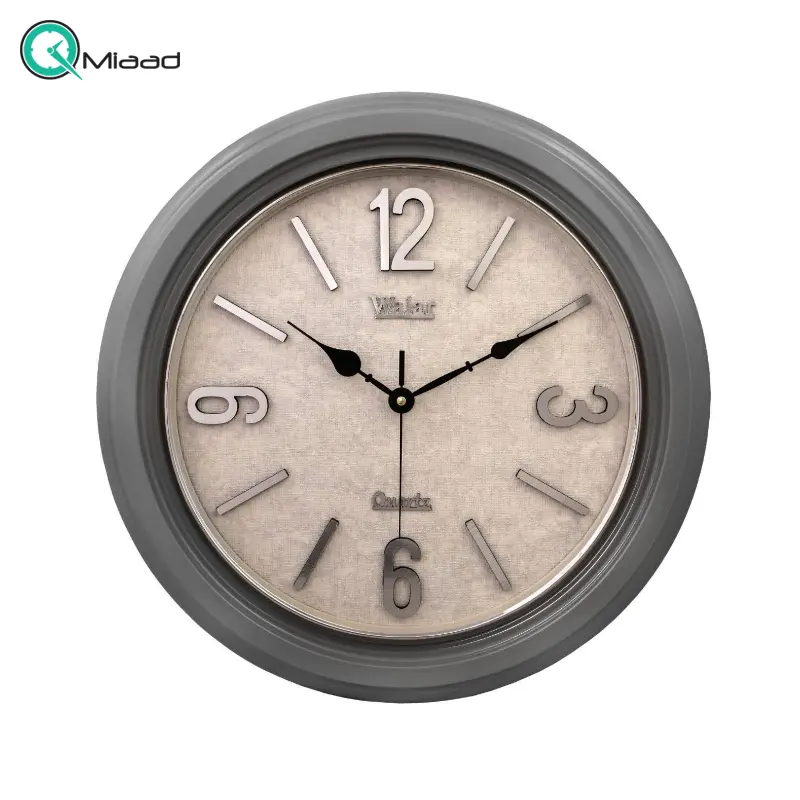 ساعت دیواری والار مدل 102، ساعت دیواری سایز 43 با متریال صفحه تمام چوب بدنه پلاستیک، دارای فونت لاتین اعداد، دارای موتور آٰرامگرد درجه یک، رنگ طوسی نقره ای ساعت دیواری