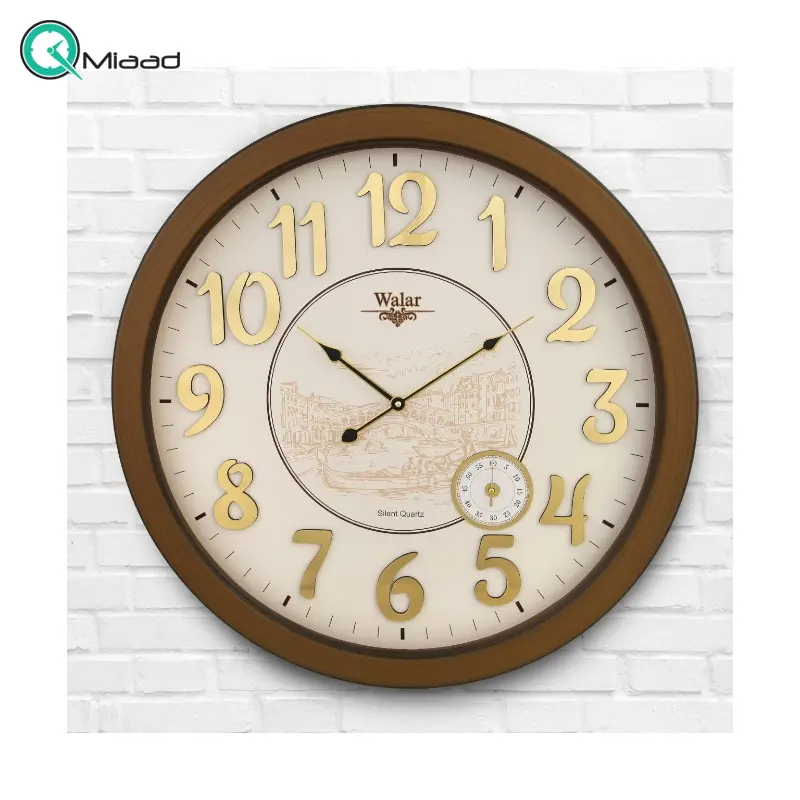 ساعت دیواری والار مدل 605، ساعت دیواری دو موتوره سایز 63 با متریال صفحه کاغذ دیواری شاین دار ترک و بدنه پلاستیک، دارای فونت لاتین اعداد و موتور آٰرامگرد، رنگ قهوه ای ساعت دیواری