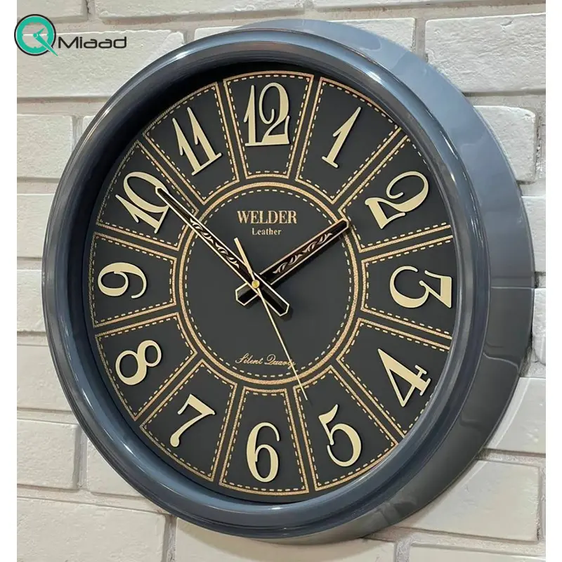 ساعت دیواری ولدر Welder مدل 540، ساعت دیواری سایز 43 با عقرب های متفاوت، دارای رنگ بندی و صفحه چرمی، فونت لاتین اعداد، دارای موتور درجه یک میتسو، رنگ طوسی ساعت دیواری