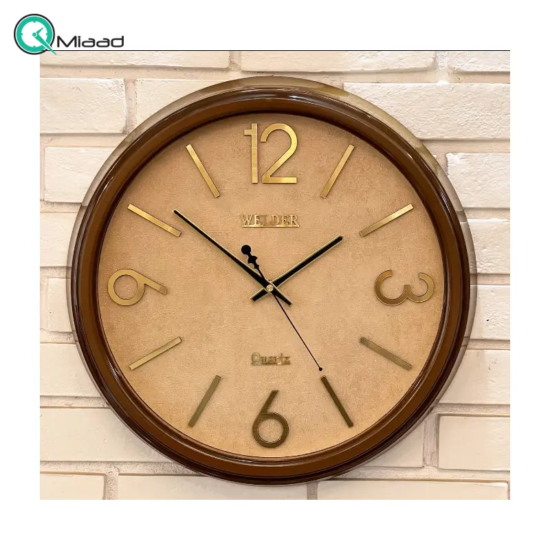 ساعت دیواری ولدر Welder مدل 560، ساعت دیواری سایز 43 با عقرب های متفاوت، صفحه کاغذ دیواری پتینه ترک، دارای رنگ بندی، شماره برجسته مولتی، متریال پلاستیک بدنه، رنگ قهوه ای ساعت دیواری