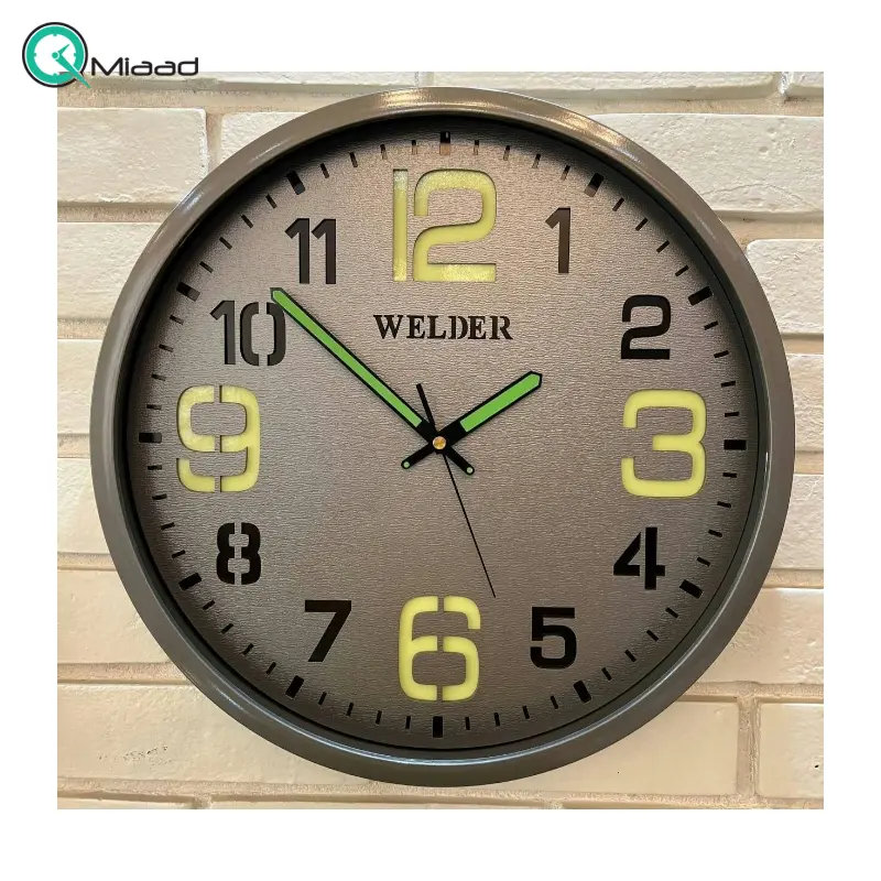 ساعت دیواری ولدر Welder مدل 609، ساعت دیواری شب نما ولدر سایز 38 با متریال صفحه تمام چوب بدنه پلاستیک، دارای فونت لاتین اعداد، دارای موتور آرامگرد درجه یک، عقربه های متفاوت شب نما، رنگ طوسی ساعت دیواری