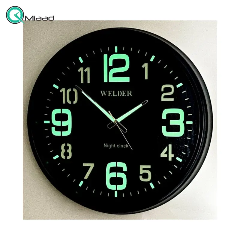 ساعت دیواری ولدر Welder مدل 633، ساعت دیواری شب نما ولدر سایز 60 با متریال صفحه تمام چوب بدنه پلاستیک، دارای فونت لاتین اعداد، دارای موتور آٰرامگرد درجه یک، عقربه های متفاوت شب نما، رنگ مشکی ساعت دیواری