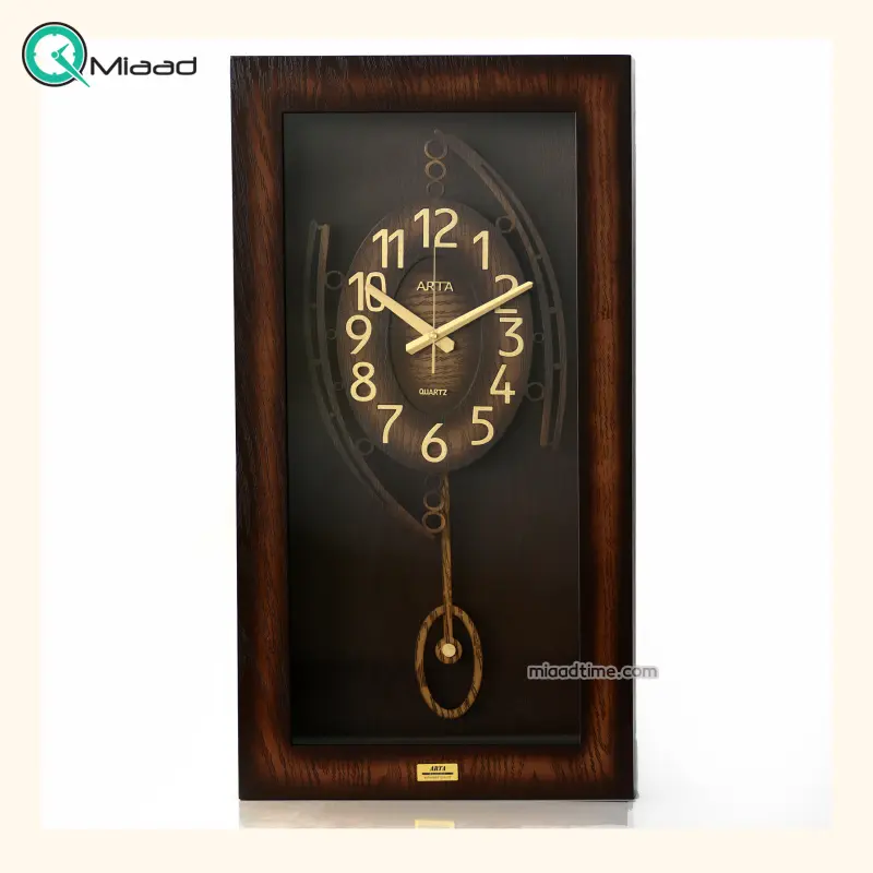 ساعت دیواری آرتا Arta کد 1212، ساعت دیواری چهارگوش چوبی، دارای پاندول و اعداد لاتین و موتور آرامگرد ساعت