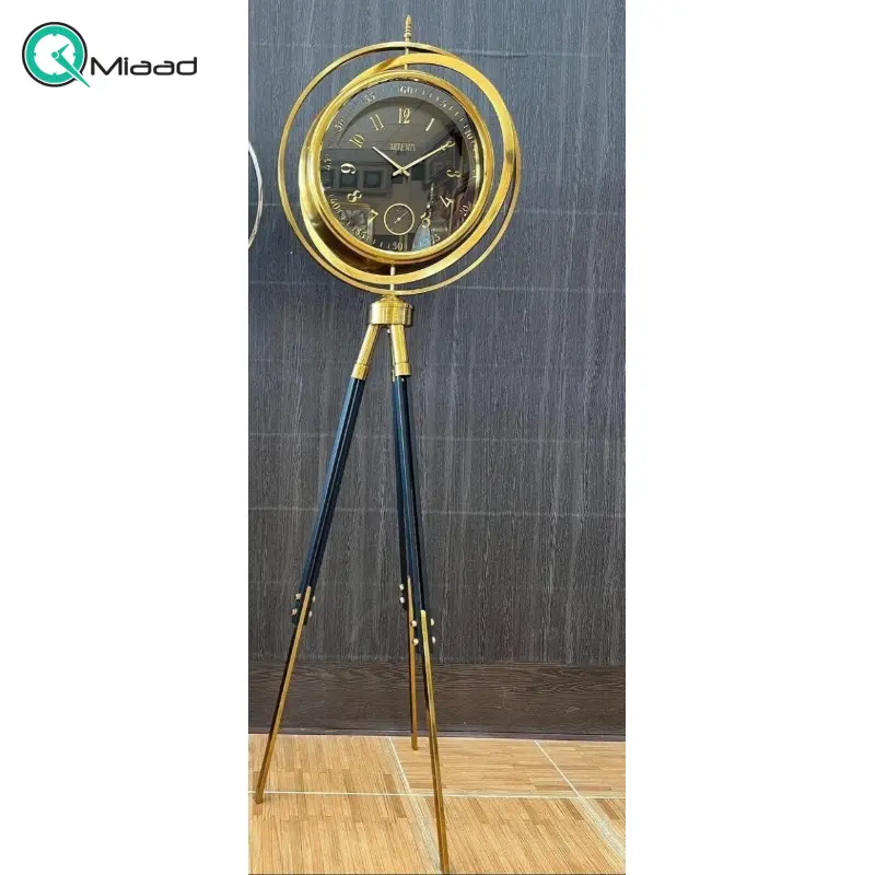 ساعت ایستاده آرتمیس مدل 6010، ساعت سالنی تمام فلزی با آبکاری فورتیک، دارای سه پایه مخصوص، موتور آرامگرد تایوانی و دارای سه رنگ، رنگ طلایی صفحه مشکی ساعت ایستاده