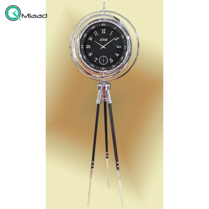 ساعت ایستاده آرتمیس مدل 6010، ساعت سالنی تمام فلزی با آبکاری فورتیک، دارای سه پایه مخصوص، موتور آرامگرد تایوانی و دارای سه رنگ، رنگ نقره ای صفحه مشکی ساعت ایستاده