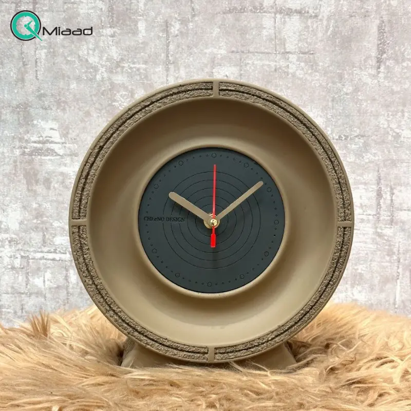 ساعت رومیزی بِتُنی گرد مدل 638، ساعت رومیزی گرد با متریال بتن، دارای رنگ بندی ویژه، طراحی فانتزی و مینیمال، موتور آرامگرد و 2 سال ضمانت، طلایی ساعت رومیزی