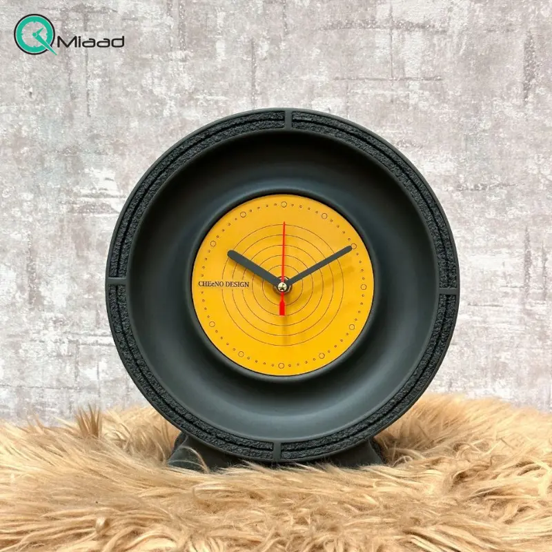ساعت رومیزی بِتُنی گرد مدل 638، ساعت رومیزی گرد با متریال بتن، دارای رنگ بندی ویژه، طراحی فانتزی و مینیمال، موتور آرامگرد و 2 سال ضمانت، رنگ مشکی زرد ساعت رومیزی