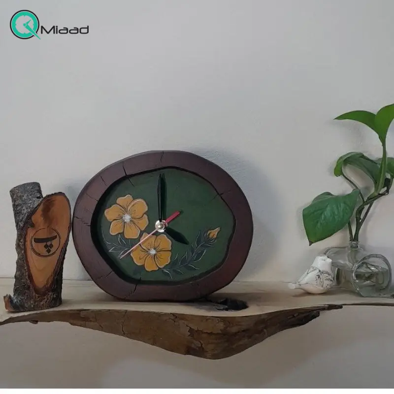 ساعت رومیزی چوبی دست ساز لوتوس مدل 350، ساعت رومیزی با طرحی متفاوت 18.20 سانت ساخته شده با چوب طبیعی افرا، طرح داخل ساعت متغیر، صفحه سبز گل زرد ساعت رومیزی چوبی