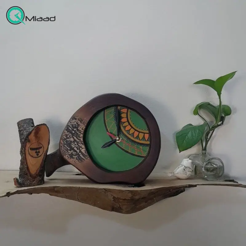 ساعت رومیزی چوبی دست ساز لوتوس مدل 450، ساعت رومیزی با طرحی متفاوت 29.22 سانت ساخته شده با چوب طبیعی افرا، طرح داخل ساعت متغیر، صفحه سبز ساعت رومیزی چوبی