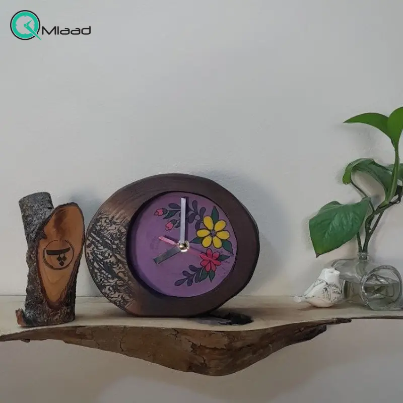 ساعت رومیزی چوبی دست ساز لوتوس مدل 450، ساعت رومیزی با طرحی متفاوت 29.22 سانت ساخته شده با چوب طبیعی افرا، طرح داخل ساعت متغیر، صفحه بنفش گل زرد ساعت رومیزی چوبی