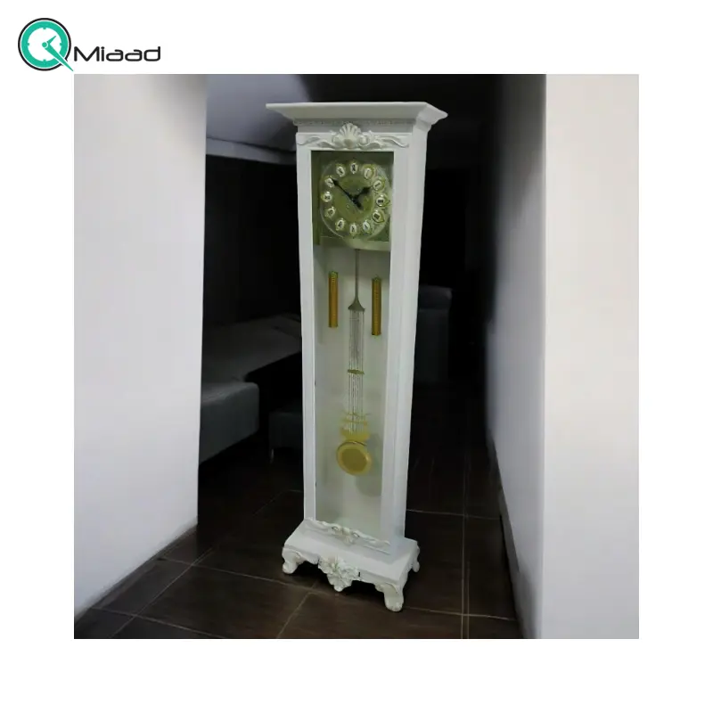 ساعت ایستاده و کنارسالنی مدل p32، ساعت بسیار زیبا طرح کلاسیک با متریال چوب، دارای موتور آرامگرد و پاندول بزرگ طلایی، رنگ سفید ساعت کنارسالنی