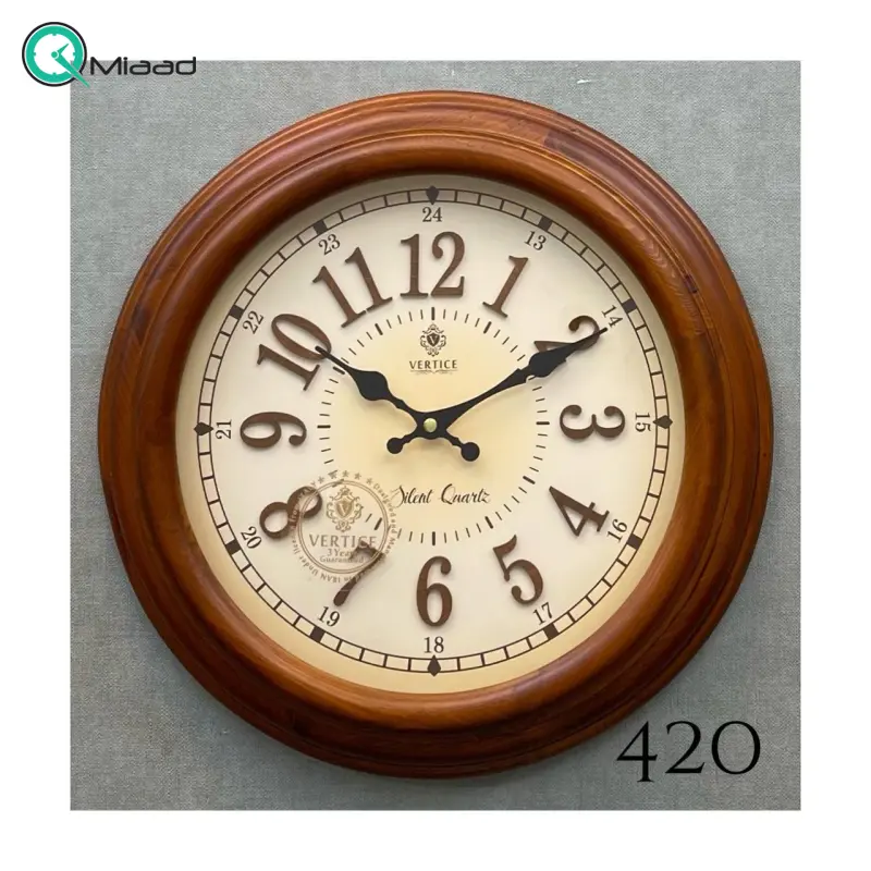 ساعت دیواری چوبی ورتیچ مدل 420، ساعت دیواری تک موتوره با چوب طبیعی سایز 40 با موتور آرامگرد تایوانی، رنگ قهوه ای و صفحه کرم رنگ با اعداد لاتین ساعت دیواری