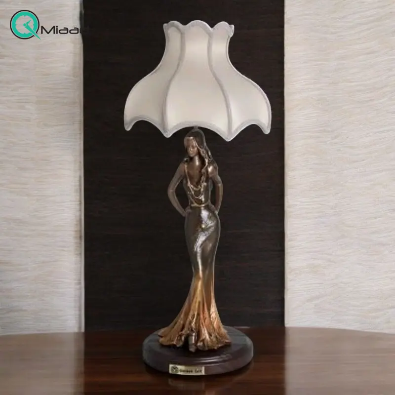 آباژور رومیزی مدل 211، آباژور رومیزی با طرح زن فشن متوسط، متریال طلق و پارچه شید آباژور، دارای 1 سرپیچ ،طراحی دست ساز پایه آباژور، فوق العاده با کیفیت  آباژور