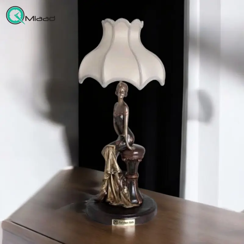 آباژور رومیزی مدل 212، آباژور رومیزی با طرح زن نشسته متوسط، متریال طلق و پارچه شید آباژور، دارای 1 سرپیچ ،طراحی دست ساز پایه آباژور، فوق العاده با کیفیت  آباژور