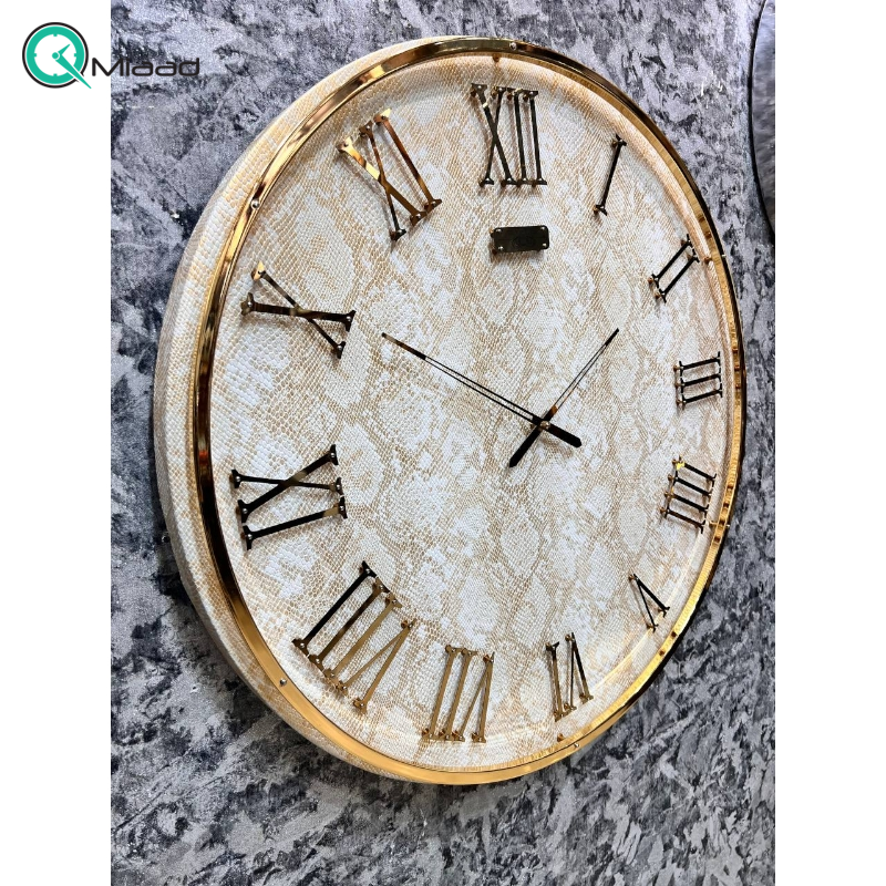 ساعت دیواری دیاکو مدرن، ساعت دیواری با متریال تمام فلز و صفحه چرمی، دارای اعداد با فونت رومی و برجسته، سایز 60، آبکاری فورتیک رنگ طلایی کرم ساعت دیواری فلزی