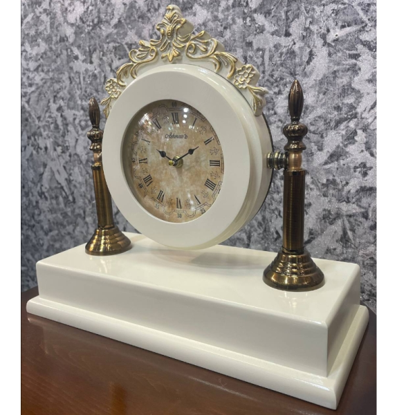 ساعت رومیزی مدل 2 ستون، ساعت رومیزی با متریال چوب و فلز، دارای تنوع رنگ بندی و رنگ آبکاری مات، اعداد رومی در صفحه ساعت، ترکیب رنگ کرم