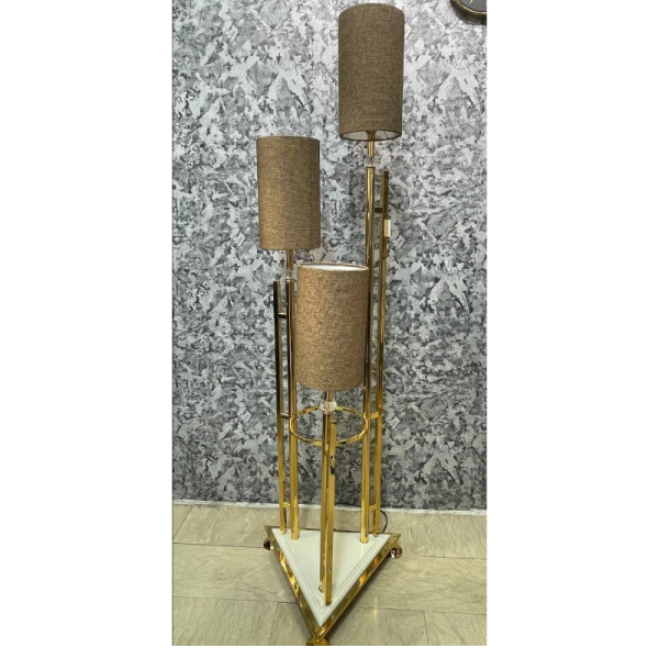 آباژور سالنی سه شعله مدل آرمیتا، آباژور ایستاده با متریال ترکیبی چوب و فلز و آبکاری فورتیک، دارای تنوع رنگ بندی و فوق العاده با کیفیت، رنگ طلایی