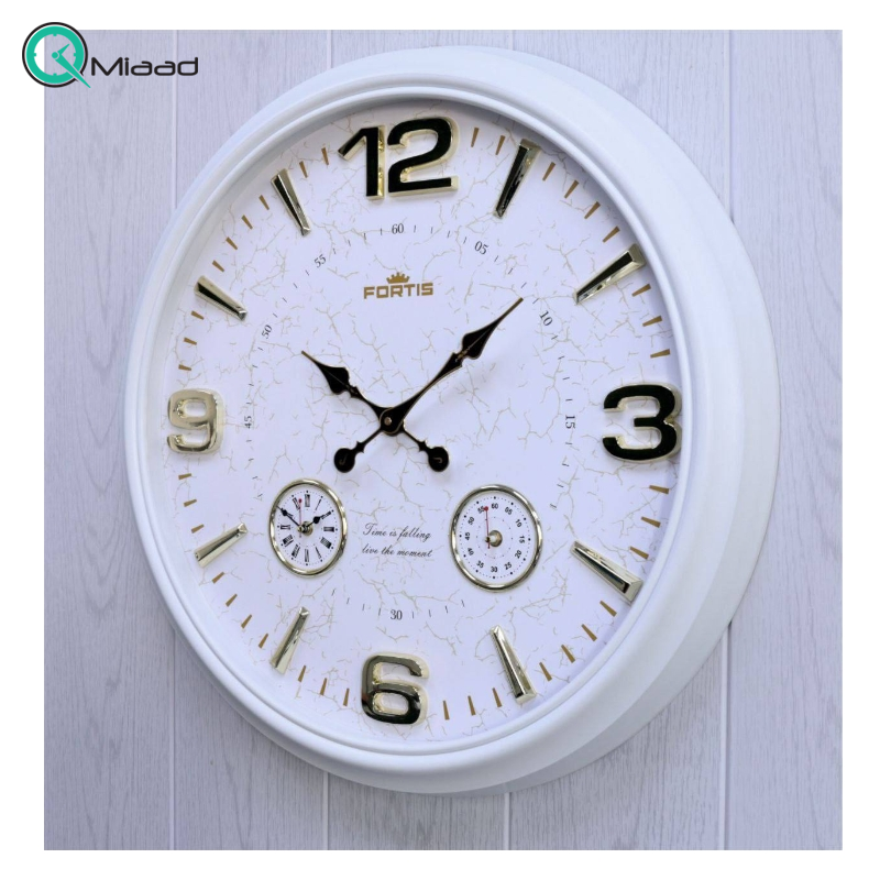 ساعت دیواری فورتیس مدل 7010، ساعت دیواری سه موتوره سایز 68 با طراحی بی نظیر، دارای اعداد بزرگ و برجسته لاتین، دارای موتور روانگرد درجه یک، رنگ سفید  ساعت دیواری کلاسیک