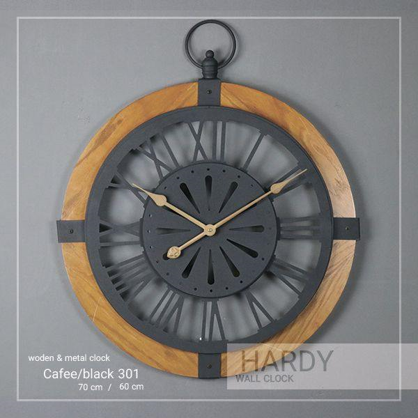 ساعت دیواری هاردی، ساعت دیواری در دو سایز، با بدنه چوبی و فلزی،  اعداد رومی و ترکیب رنگ مشکی فلز و قهوه ای چوب، مدل 301