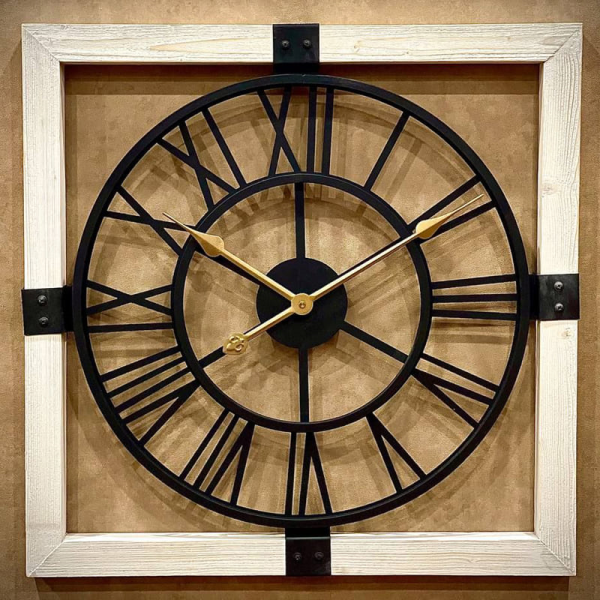 ساعت دیواری هاردی، ساعت دیواری در دو سایز، با بدنه چوبی و فلزی،  اعداد رومی و عقربه های طلایی رنگ، مدل 401