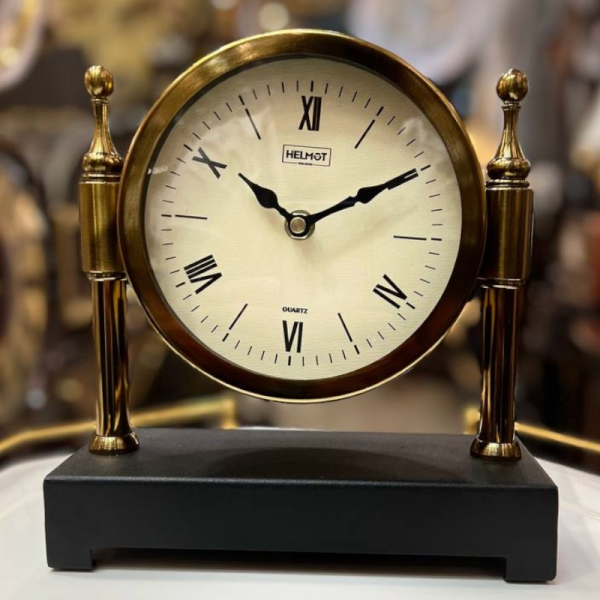 ساعت رومیزی هلموت مدل 1019، ساعت رومیزی با متریال ترکیبی سنگ و فلز، ساعت رومیزی مدرن با موتور آرامگرد، رنگ طلایی با صفحه کرم