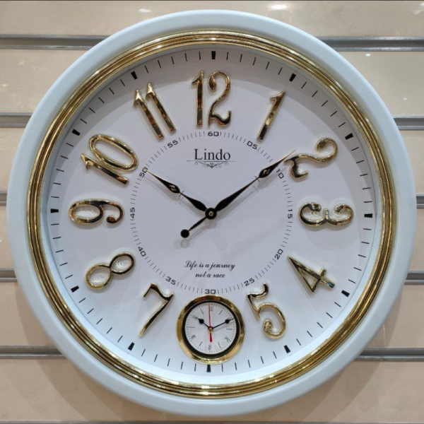 ساعت دیواری لیندو مدل 520، ساعت دیواری دو زمانه با تنوع رنگی، دارای موتور روانگرد و اعداد برجسته آبکاری شده لاتین، سایز 55، رنگ سفید
