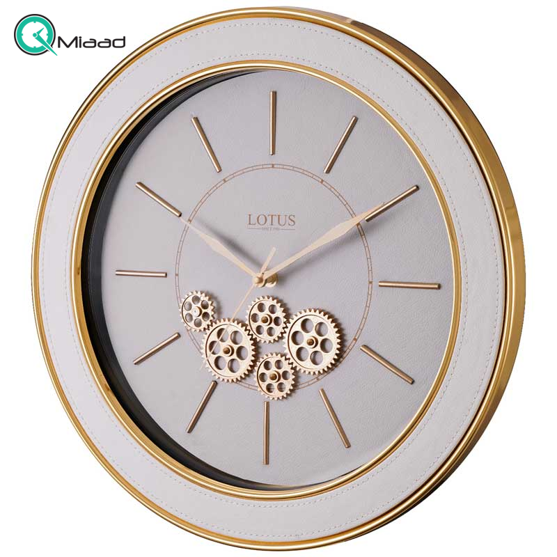 ساعت دیواری چرخ دنده ای لوتوس، چرخ دنده های روی صفحه ساعت، رنگ سفید، متریال چرم و فلز، عقربه و جزییات مینیمال و مدرن، فریم فلزی با آبکاری طلایی، مدل 300301 ساعت دیواری لوتوس