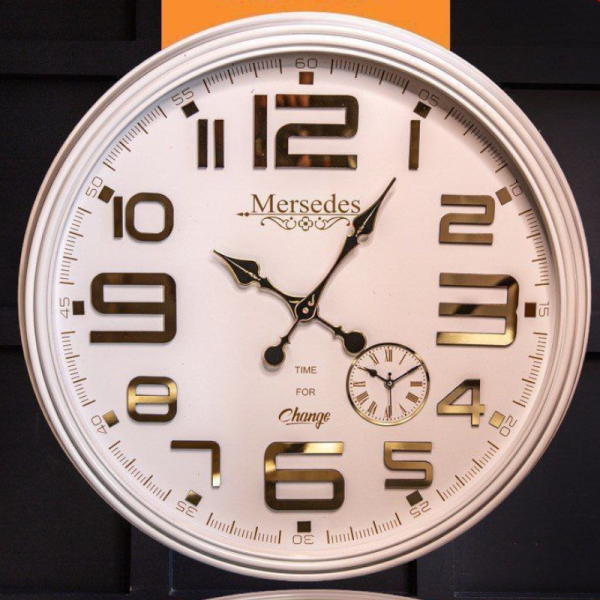 ساعت دیواری مرسدس مدل M110، ساعت دیواری دو موتوره سایز 73 پلاستیکی طرح کلاسیک با صفحه چوبی و اعداد برجسته مولتی، رنگ سفید