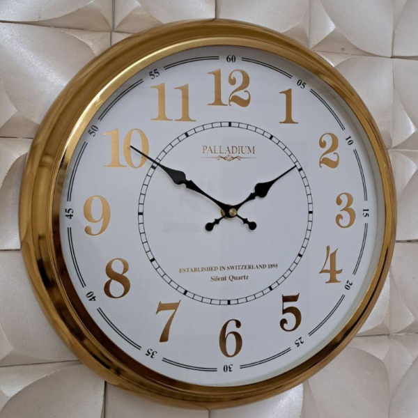 ساعت دیواری فلزی پالادیوم مدل 105، ساعت دیواری سایز 35 با فونت جذاب و خوانا اعداد لاتین، ساعت دیواری شیک و متفاوت آبکاری شده با فریم فلزی به رنگ طلایی اعداد لاتین
