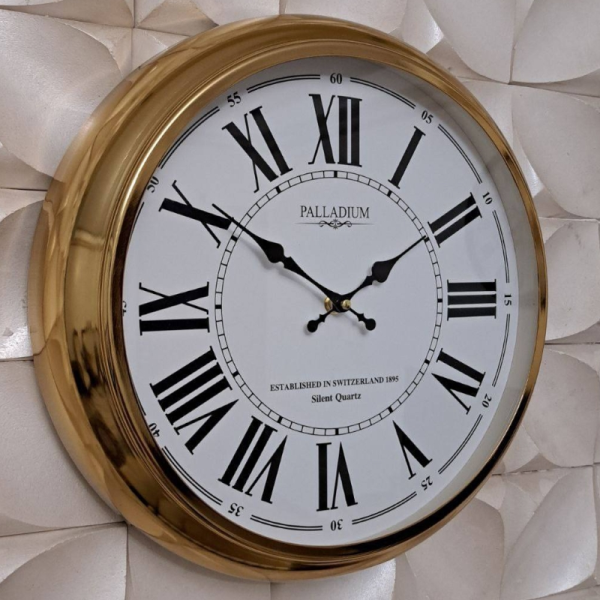 ساعت دیواری فلزی پالادیوم مدل 105، ساعت دیواری سایز 35 با فونت جذاب و خوانا اعداد رومی، ساعت دیواری شیک و متفاوت آبکاری شده با فریم فلزی به رنگ طلایی اعداد رومی