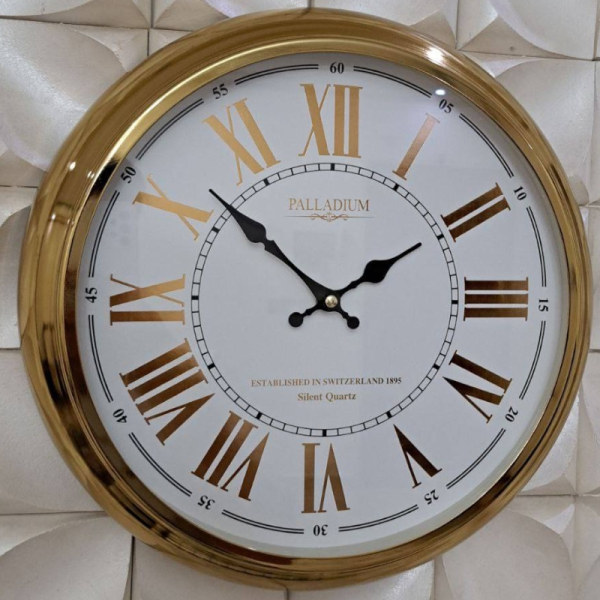 ساعت دیواری فلزی پالادیوم مدل 105، ساعت دیواری سایز 35 با فونت جذاب و خوانا اعداد رومی، ساعت دیواری شیک و متفاوت آبکاری شده با فریم فلزی به رنگ طلایی اعداد و قاب