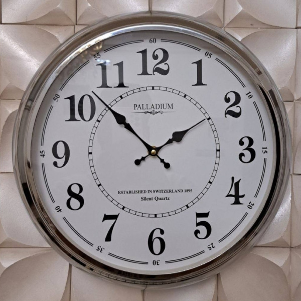 ساعت دیواری فلزی پالادیوم مدل 105، ساعت دیواری سایز 35 با فونت جذاب و خوانا اعداد لاتین، ساعت دیواری شیک و متفاوت آبکاری شده با فریم فلزی به رنگ نقره ای اعداد لاتین