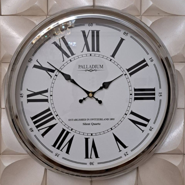 ساعت دیواری فلزی پالادیوم مدل 105، ساعت دیواری سایز 35 با فونت جذاب و خوانا اعداد، ساعت دیواری شیک و متفاوت آبکاری شده با فریم فلزی به رنگ نقره ای اعداد رومی