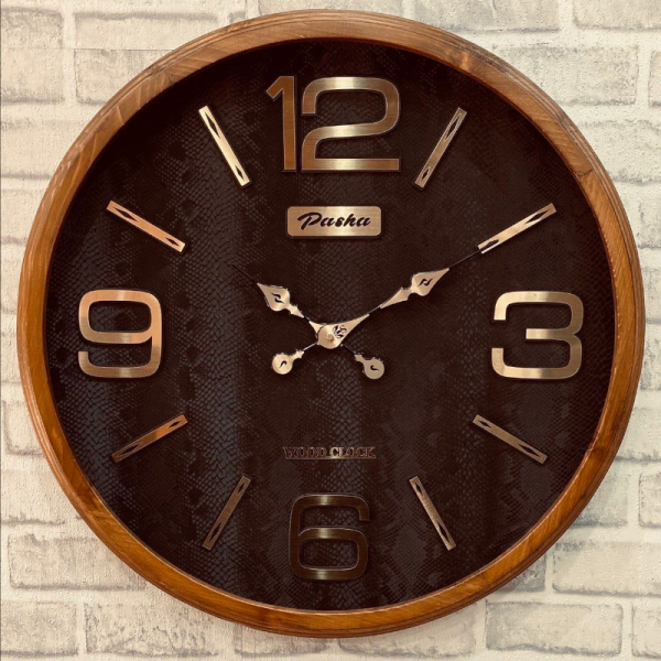 ساعت دیواری پاشا مدل 654، ساعت دیواری با متریال چوب طبیعی نراد روسی، جزییات مدرن و ساده، موتور ساخت تایوان و اعداد بزرگ لاتین، قهوه ای، سایز 65