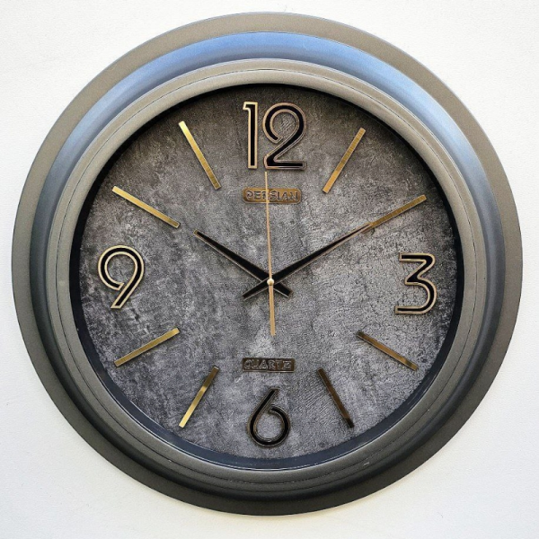 ساعت دیواری پرشین مدل 501، ساعت دیواری دو زمانه با تنوع رنگی و متریال پلاستیک، دارای موتور روانگرد و اعداد برجسته آبکاری شده لاتین، سایز 55، رنگ طوسی