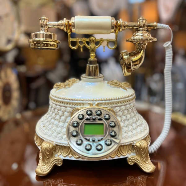 تلفن سلطنتی رومیزی رایکا مدل 320، تلفن سلطنتی با طراحی طرح نقش برجسته روی بدنه تلفن، شماره گیر دکمه ای و دارای کالر آیدی، دکوری شیک و جذاب مناسب منزل و محل کار| رنگ سفید طلایی
