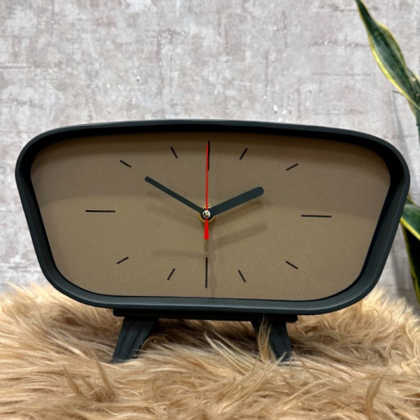 ساعت رومیزی بِتُنی مستطیل مدل 554، ساعت رومیزی مستطیل با متریال بتن، دارای رنگ بندی ویژه، طراحی فانتزی و مینیمال، موتور آرامگرد و 2 سال ضمانت، رنگ مشکی کرم